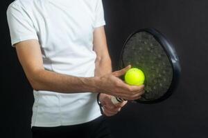 paleta tenis jugador Listo para servir en gris antecedentes foto