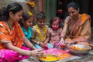 ai generado familia celebrando holi con de colores polvo. un familia reúne juntos, sonriente como ellos jugar con vistoso gulal polvo durante holi festival. foto