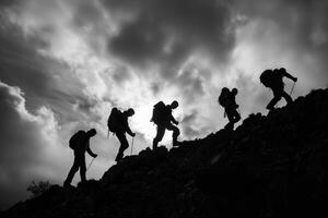 ai generado silueta caminantes ascendente un escarpado colina a amanecer. un grupo de caminantes, silueta en contra el cielo, vigorosamente ascender un escarpado colina con el amanecer detrás a ellos. foto