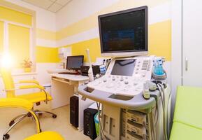 interior de hospital habitación con ultrasonido máquina y cama. ecografía. salud pruebas concepto. de cerca foto