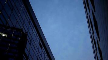 glas wolkenkrabber gebouw wolken blauw lucht video