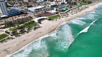 piscina di il spiaggia anfiteatro fare surf Scarborough spiaggia Perth aereo 4k video