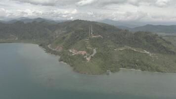 schoonheid antenne beeldmateriaal puncak mande pesisir Selatan, west sumatra, Indonesië 4k dar video filmachtig kleur profiel