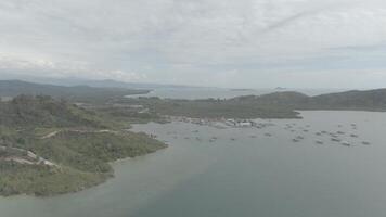 beauté aérien métrage coup de poing Mandeh pesir Sélatan, Ouest Sumatra, Indonésie 4k drone vidéo cinématographique Couleur profil video