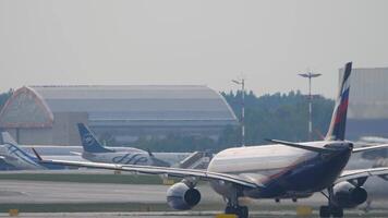 Moscou, russo federação - Julho 29, 2021. airbus a330, vp-bde do aeroflot saída às sheremetyevo aeroporto. avião em taxiway. aeródromo, avia tráfego video