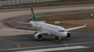 phuket, Tailandia - febrero 19, 2023. aeronave aerobús a320, b-30dd de primavera aerolíneas rodaje en el pista de phuket aeropuerto. vuelo en el pista video