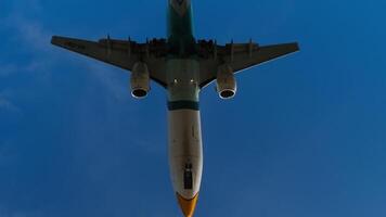 Phuket, Thaïlande - janvier 23, 2023. Boeing 737-8as, hs-dbo de non air mouches aérien sur le atterrissage à phuket aéroport , hkt. tourisme et Voyage concept video