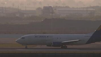 Bangkok, Thailand - maart 02, 2023. boeing 737, hs-kma van k-mijl lucht Aan de landingsbaan Bij suvarnabhumi luchthaven, zonsondergang tijd. uitdrukken luchtvaartmaatschappij, lading vlak video