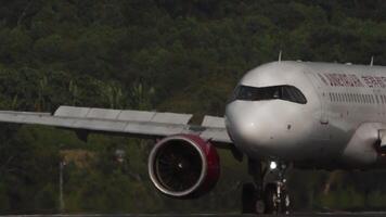 Phuket, Tailandia - gennaio 23, 2023. commerciale aereo airbus a350 di juneyao le compagnie aeree rullaggio a Phuket aeroporto. davanti Visualizza di Jet aereo su il pista di decollo. spoiler su video