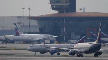 Moskou, Russisch federatie - juli 29, 2021. vliegtuig van aeroflot vertrek Bij sheremetyevo luchthaven. passagier passagiersvliegtuig Russisch luchtvaartmaatschappijen Aan de vliegveld. video