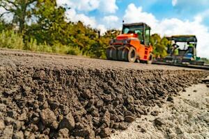 la carretera reparar máquina. adoquín máquina durante la carretera construcción y reparando trabajos foto