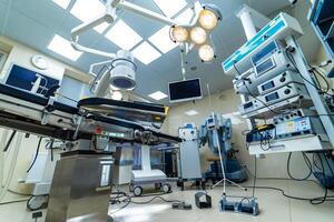 médico dispositivos y industrial lamparas en cirugía habitación de moderno hospital. interior hospital diseño concepto foto