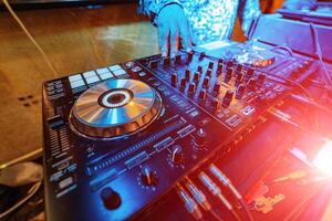 DJ mezclador controlador. faders y interruptores de plata audio mezcla consola en Club nocturno. selectivo enfocar. foto