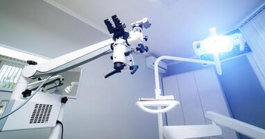 estomatológico operando microscopio. dental óptica. dental equipo. odontología. microscopio con incorporado cámara. foto