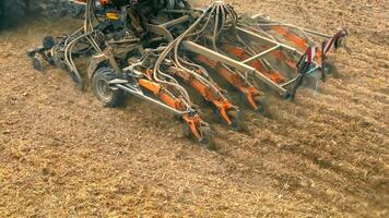 moderne agricole semoir dans action, fermer vue de une semoir machine plantation des graines dans sol video