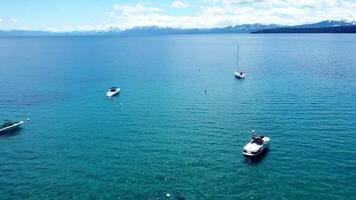 Antenne siehe ein klein Yachthafen gerade Off-Shore auf See Tahoe. geparkt Motor- Boote und ein Yacht. Kalifornien video