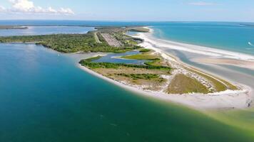 antenne vlieg fort de soto park. zuiden Florida. enorm wit strand bekend voor haar breed getij zwembad, zand dollar. video