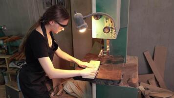 travailleur femme Charpentier en utilisant outils en toute confiance dans permanent tablier travail dans une artisanat atelier. video
