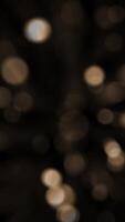 verticaal video - abstract bokeh achtergrond animatie met snel flikkeren onscherp warm gouden bokeh licht bollen. deze elegant elegant beweging achtergrond is vol hd en een naadloos lus.