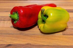 rojo y amarillo pimientos en el cocina foto