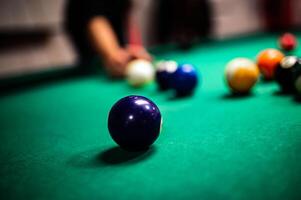 joven hombre jugando snooker, puntería. para un bueno Disparo foto