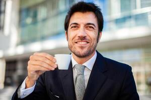 empresario teniendo un café en el Mañana foto