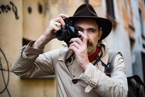 detective tomando fotos en un sity barrio bajo con su Clásico cámara