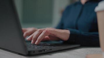 Nahansicht von Frau Finger mit Trackpad zu scrollen Webseite auf Laptop zum online Einkaufen und Surfen das Internet. video