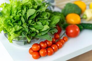 composición con una variedad de verduras orgánicas crudas. dieta de desintoxicación foto