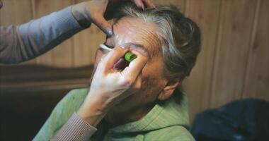 leeftijd bedenken voor een 84 jaar oud vrouw. cosmetica, mascara, wimpers video