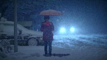 afrikanisch Frau mit afro Frisur im organge Kleider draußen im stark Schneefall video