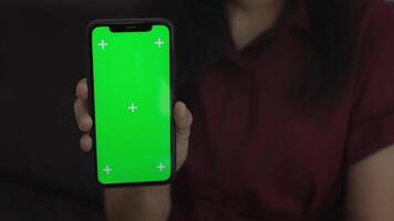 smartphone verde schermo verticale nel mano video