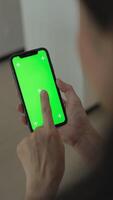 Smartphone verde tela vertical dentro mão video