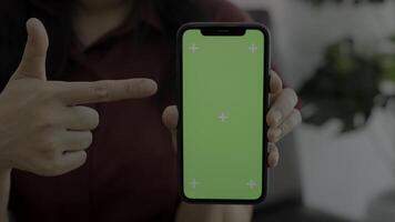 mano Tenere Telefono, verticale smartphone verde schermo video