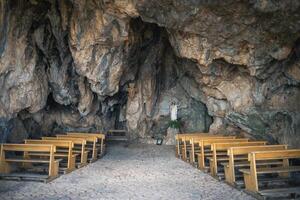 antiguo cristiano capilla dentro un cueva en montaña foto