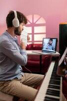 hombre enseñar piano música lección con vídeo transmisión foto