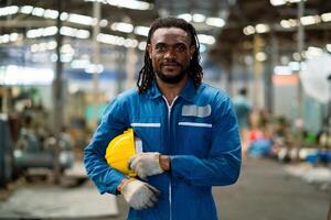 retrato de un negro masculino mecánico ingeniero trabajando a un metal torno fábrica. trabajador trabajando con máquina torno africano americano trabajadores foto