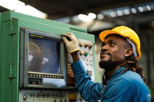 negro masculino mecánico ingeniero trabajando a metal torno fábrica máquina torno operando ingeniero africano americano gente. foto