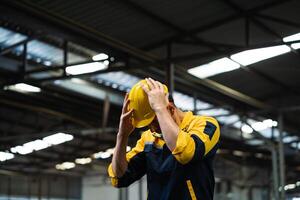 profesional ingeniero o trabajador o ingenieros quien trabajo con máquinas en industrial plantas. desde detrás. foto