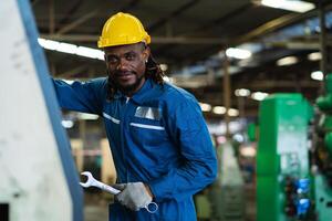 negro masculino mecánico ingeniero trabajando a metal torno fábrica máquina torno operando ingeniero africano americano gente. foto