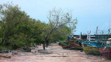 pescar barco propensión en el playa foto