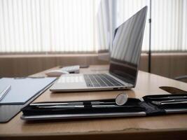 cuaderno computadora burlarse de arriba vacío blanco teclado toque pantalla tecnología mesa escritorio médico clínica trabajo trabajo ocupación Internet oficina en línea negocio médico ordenador portátil cuidado de la salud profesional en línea foto