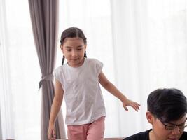 bebé niño niña mujer hembra niño largo pelo jugar disfrutar gracioso infancia contento pequeño estilo de vida sonriente niñito familia retrato infantil inocencia padre juguete padre hija sano recién nacido amor humano foto