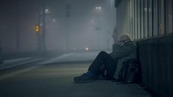 Arm Person Leiden von Armut Sein ein Sozial Ausgestoßene einsam und hoffnungslos video