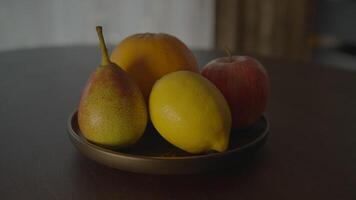 colorida fresco saudável frutas misturar lanche em pé em de madeira mesa dentro vivo quarto video