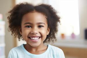 ai generado un pequeño niña con Rizado pelo sonriente foto