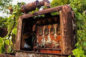 cerca arriba foto de antiguo máquina, vehículo, oxidado