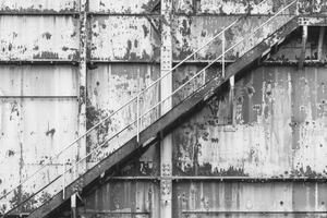 ai generado resistido metal escalera en industrial edificio foto