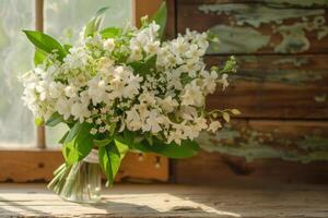 ai generado iluminado por el sol Fresco blanco flores en vaso florero foto