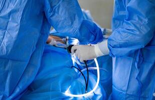 moderno equipo en operando habitación. espina cirugía. grupo de cirujanos en operando habitación. foto